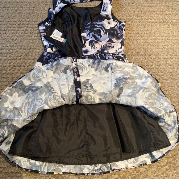 Mini Chica Floral Dress - Size Medium - Picture 5 of 6